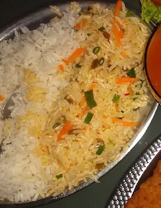 Arroz branco soltinho ao lado de arroz com cenoura e cebolinha