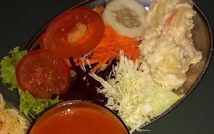 Salada com tomate, cenoura ralada, beterraba, repolho, pepino e maionese